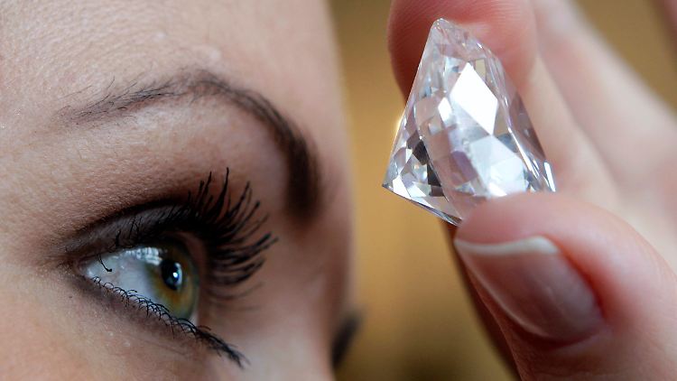 Das ist nur ein Symbolbild, Diamant-Wafer sehen völlig anders als geschliffene, echte Diamanten aus.
