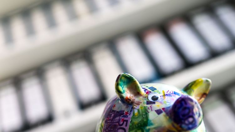 Eine Beitragsfreistellung vom Riester-Vertrag kann die bessere Alternative sein, um einen finanziellen Engpass zu überbrücken.