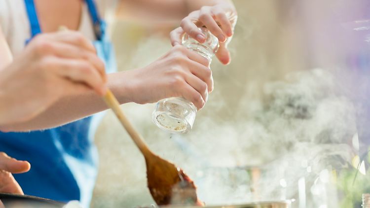 Untersuchungen zeigen, dass Gewürzmühlen mit Mahlwerk aus Plastik problematisch sein können.