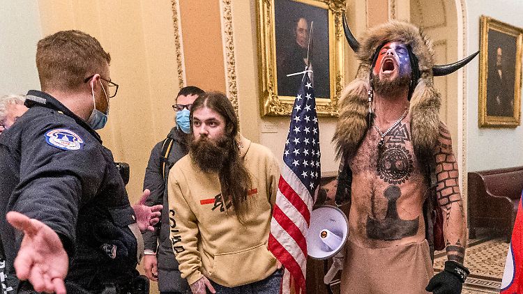 Das Foto machte ihn weltweit berühmt: "Büffelmann" Jacob Chansley im Kapitol. 