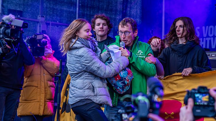 Erjan Dam (grüne Jacke) mit Greta Thunberg auf der Bühne.
