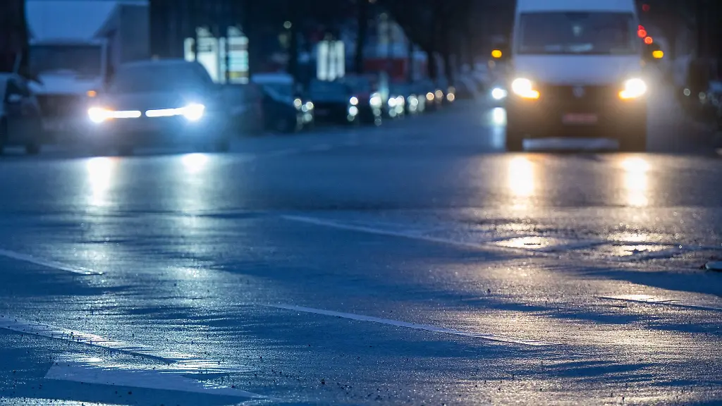 Autos-fahren-am-Morgen-ueber-eine-vereiste-Strasse-im-Bezirk-Charlottenburg