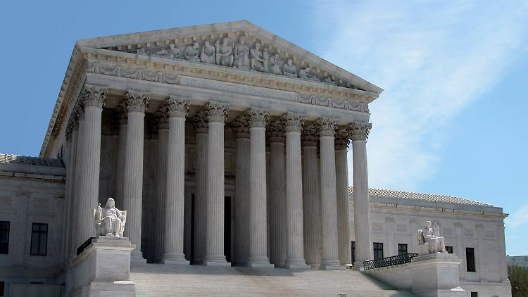 Unter welchen Umständen dürfen die Richterinnen und Richter des Supreme Court Geschenke annehmen? Bislang gab es dazu keine Regelung. 