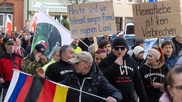 Demonstration gegen ein geplantes Flüchtlingsheim in Thüringen.