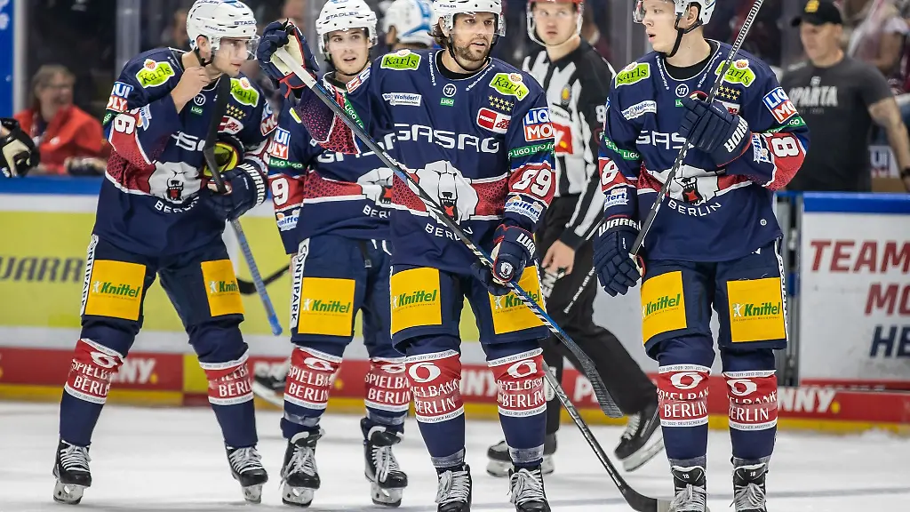 l-r-Berlins-Frederik-Tiffels-Berlins-Ty-Ronning-Berlins-Zach-Boychuk-und-Berlins-Jonas-Mueller-laufen-zusammen-auf-dem-Eis