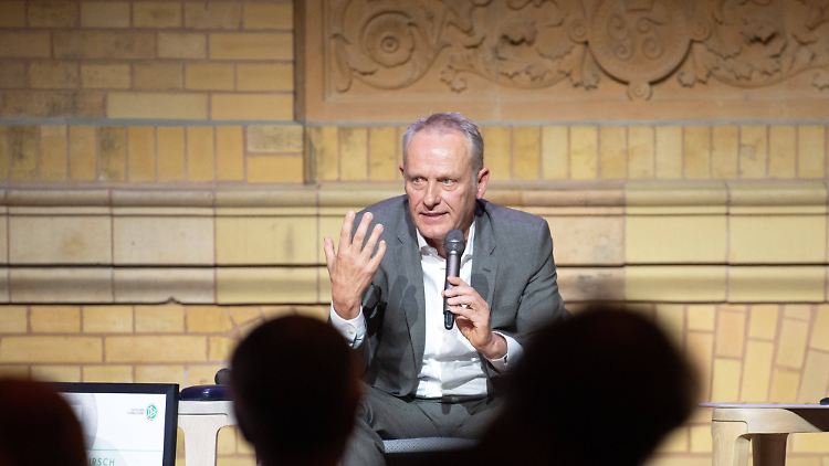 Christian Streich ist wegen des zunehmenden Antisemitismus besorgt.