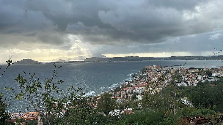 Pozzuoli bei Neapel liegt auf dem Supervulkan Campi Flegrei, wo Experten nach einer Serie von Erdbeben Schlimmeres befürchten.