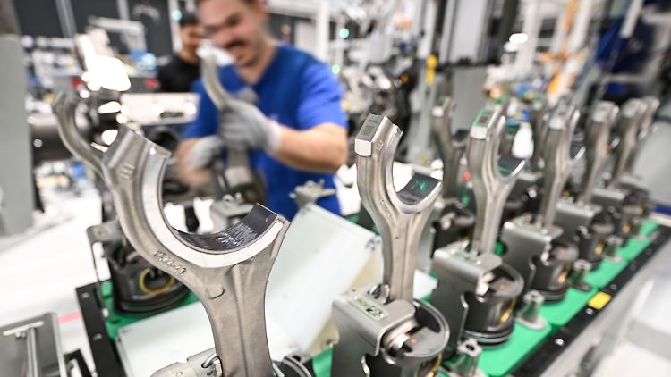 Vor allem die Automobil- und die Maschinenbau-Branche gehen davon aus, dass die Standortattraktivität in Deutschland weiter sinkt