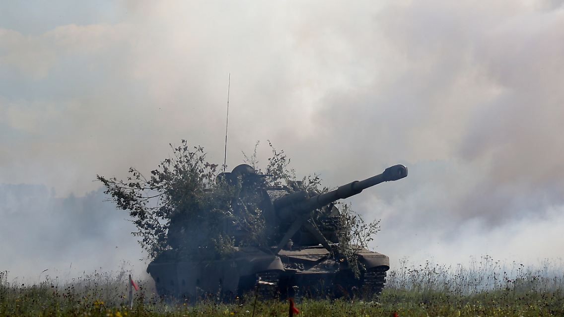 Ein halbautomatisches lasergesteuertes Artilleriewaffensystem vom Typ Krasnopol während einer militärischen Übung.