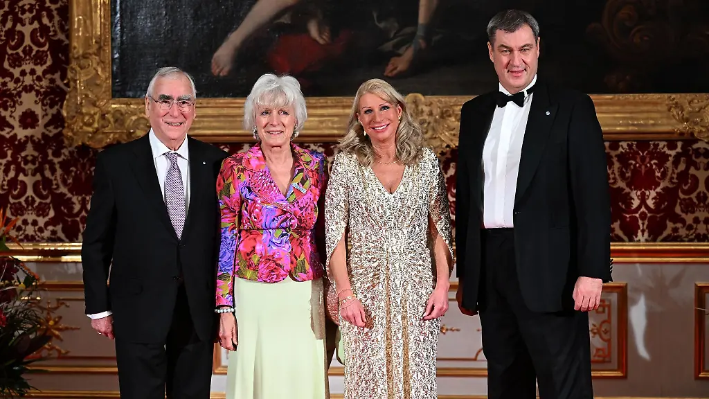 Ministerpraesident-Markus-Soeder-CSU-r-und-seine-Frau-Karin-Baumueller-Soeder-2-v-r-zeigen-sich-mit-Theo-Waigel-l-und-seine-Ehefrau-Irene-Epple-2-v-l-beim-Defilee-des-Neujahrsempfang