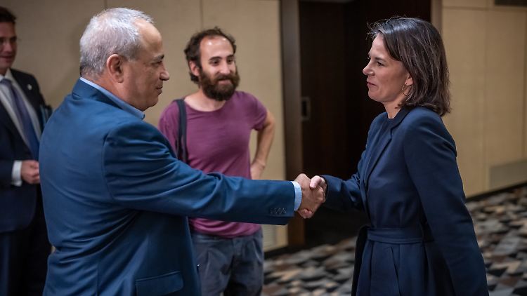Außenministerin Annalena Baerbock bei einem Treffen mit Yonatan Zeigen, dem Sohn der Ermordeten, in Tel Aviv. 
