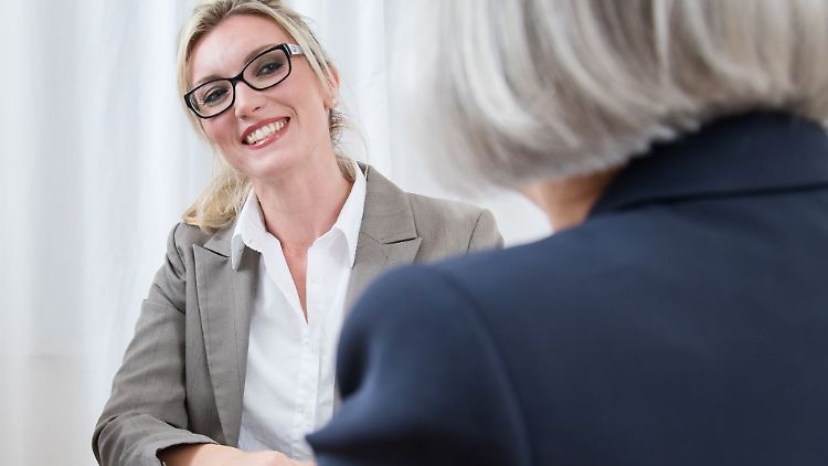 Sie möchten im Vorstellungsgespräch selbstsicher wirken? Dann sollten sie nervöse Handgesten und einen gesenkten Blick vermeiden.