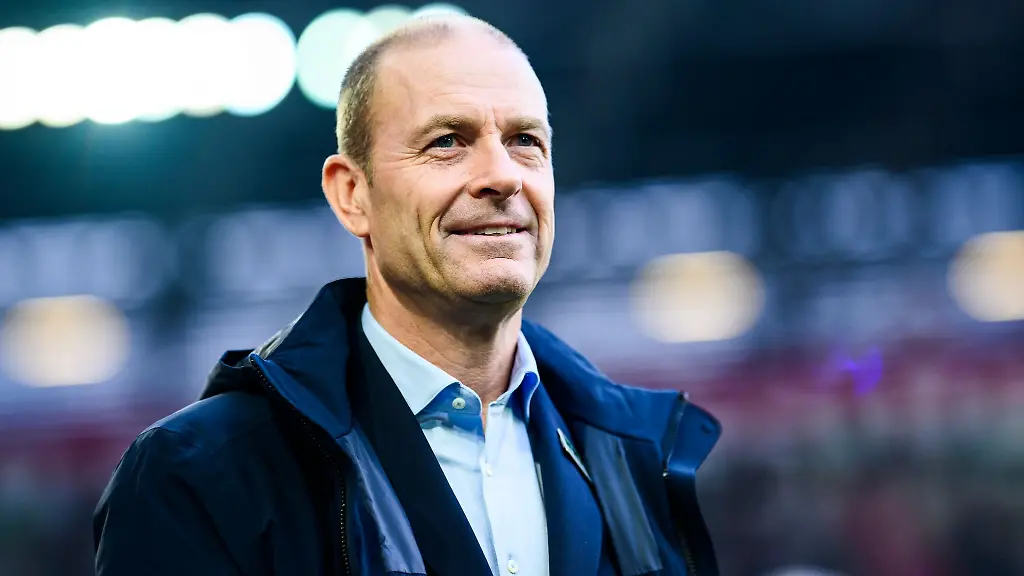 Augsburgs-Trainer-Jess-Thorup-steht-vor-einem-Spiel-im-Stadion