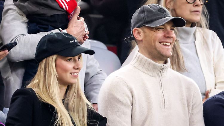 Sind jetzt wohl Eheleute: Anika und Manuel Neuer.