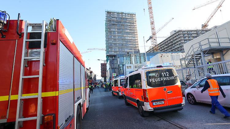 Vier Menschen starben noch am Unfallort, ein Arbeiter erlag seinen Verletzungen später in der Klinik. 