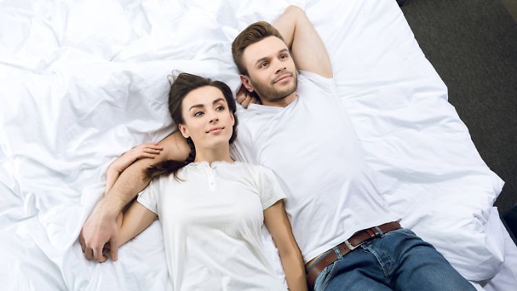 Mit Alltagsklamotten direkt aufs Bett? Manche nutzen eine Überdecke, die die Bettwäsche schützt.