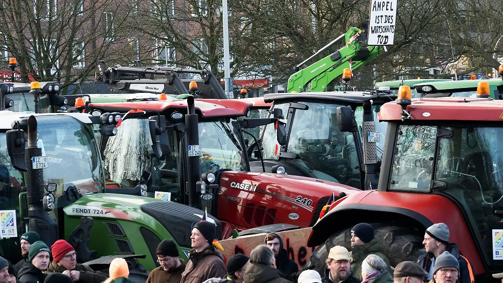 Landwirte-mit-ihren-Treckern-stehen-bei-einer-Kundgebung-auf-dem-Exerzierplatz