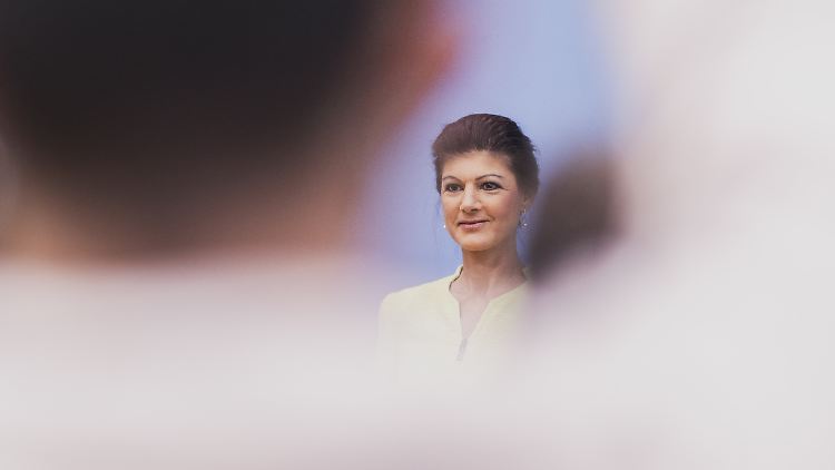 Zusammen mit neun weiteren Bundestagsabgeordneten hat Sahra Wagenknecht die Linke verlassen. Die restlichen 28 Linken-Abgeordneten sind zu wenig für eine Fraktion. Deshalb wird es bald eine Fraktion weniger im Bundestag, dafür zwei neue Gruppen geben.