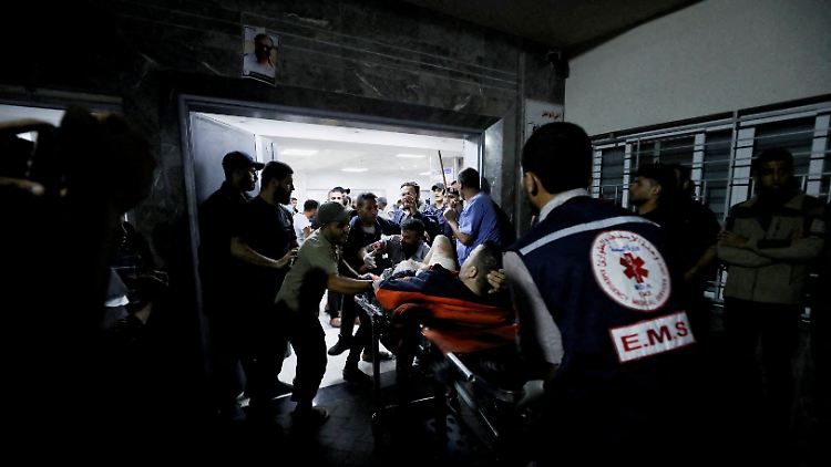 Dieses Bild aus dem Oktober zeigt, wie ein Verletzter ins Al-Schifa-Krankenhaus eingeliefert wird. Laut WHO ist die Klinik noch immer in Betrieb.