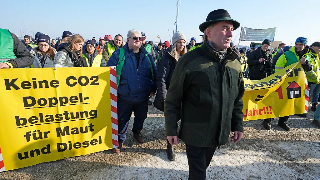 Bayerns-Wirtschaftsminister-Hubert-Aiwanger-Freie-Waehler-vorne-auf-einer-Kundgebung-in-Muenchen