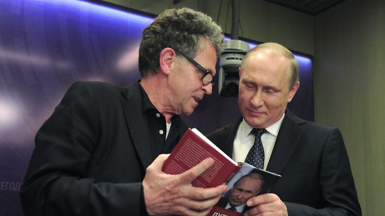 Seipel präsentiert Putin 2016 sein Buch.