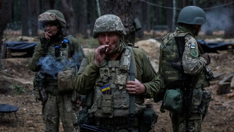 Ukrainische Soldaten nahe der Grenze zu Belarus bei einer Raucherpause. 