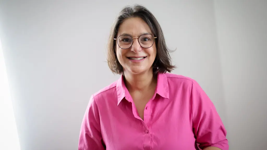 Serpil-Midyatli-Fraktionsvorsitzende-der-SPD-in-Schleswig-Holstein-bei-einem-Fototermin