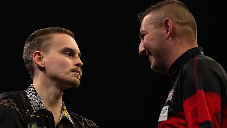 Verkehrte Darts-Welt: Sieger Ricardo Pietreczko angefressen, Verlierer Nathan Aspinall entspannt.
