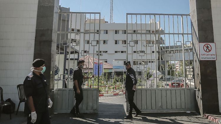 Ein Bild aus der Zeit vor dem Krieg: Hamas-Mitglieder bewachen den Eingang des Schifa-Krankenhauses, der größten Klinik des Gazastreifens. 