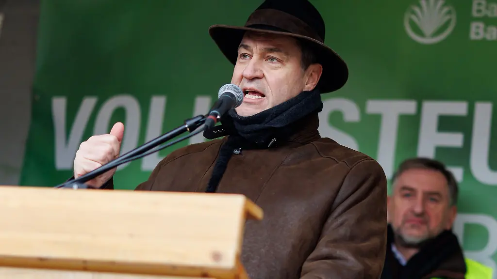 Bayerns-Ministerpraesident-Markus-Soeder-CSU-bei-einer-Bauernkundgebung-in-Nuernberg