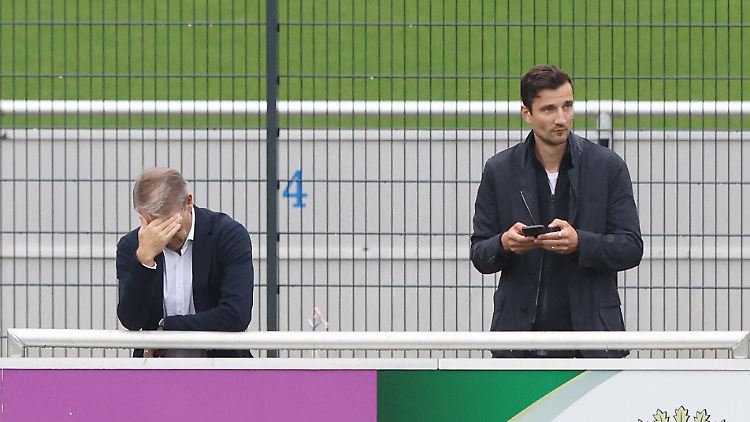 Peter Knäbel (l.) wird ab Sommer 2024 nicht mehr hinschauen müssen.