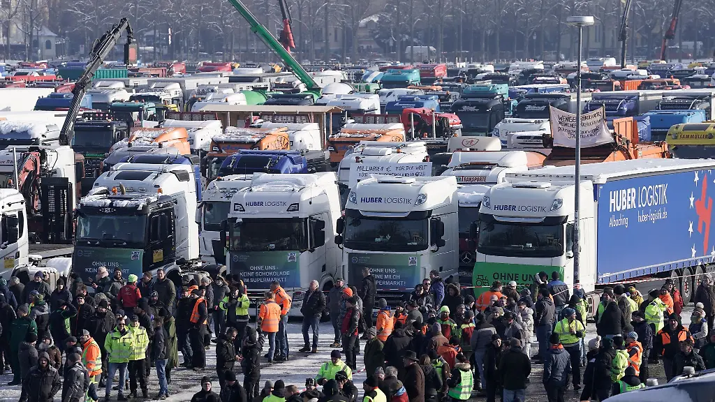 Lkws-stehen-auf-der-Theresienwiese