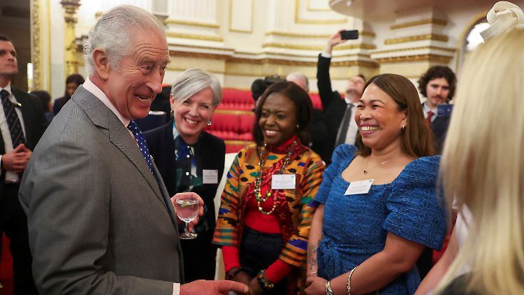 König Charles - hier bei einem Treffen mit Krankenschwestern - hatte an seinem Geburtstag offensichtlich viel Spaß.