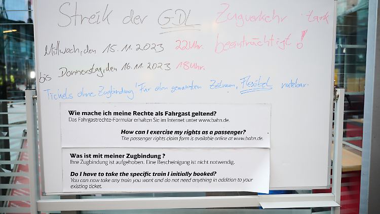 Ein Hinweisschild zum GDL-Streik hängt an der Information im Berliner Hauptbahnhof.