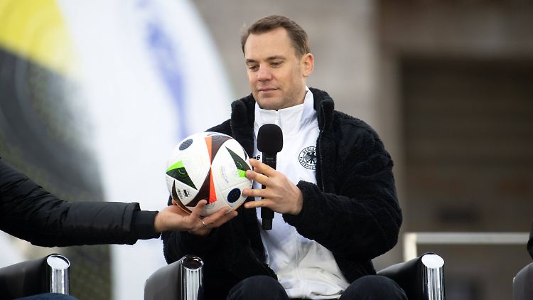 Manuel Neuer und der Spielball der EM vor dem Berliner Olympiastadion.