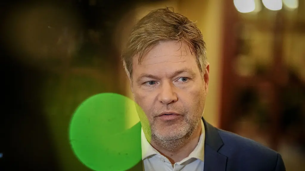 Robert-Habeck-Buendnis-90-Die-Gruenen-Bundesminister-fuer-Wirtschaft-und-Klimaschutz-spricht-mit-Journalisten