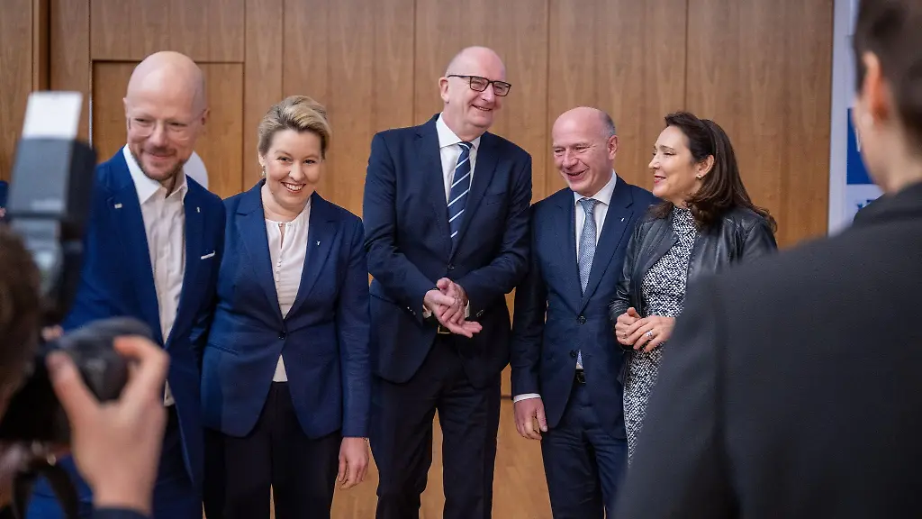 Sebastian-Stietzel-l-r-IHK-Vorsitzender-Berlin-Franziska-Giffey-SPD-Wirtschaftssenatorin-in-Berlin-Dietmar-Woidke-SPD-Ministerpraesident-von-Brandenburg-Kai-Wegner-CDU-Regierender-Buergermeister-von-Berlin-und-Ina-Haensel-Praesidentin-IHK-Potsdam-kommen-zur-IHK-Wirtschaftskonferenz-fuer-die-Hauptstadtregion