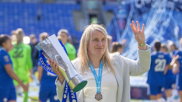 Emma Hayes soll demnächst für den US-Verband Pokale gewinnen. 