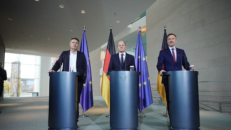 Eine Klatsche für drei Parteien: Die höchsten Ampel-Vertreter - Habeck, Scholz und Lindner - müssen mit dem Urteil zum KTF umgehen.