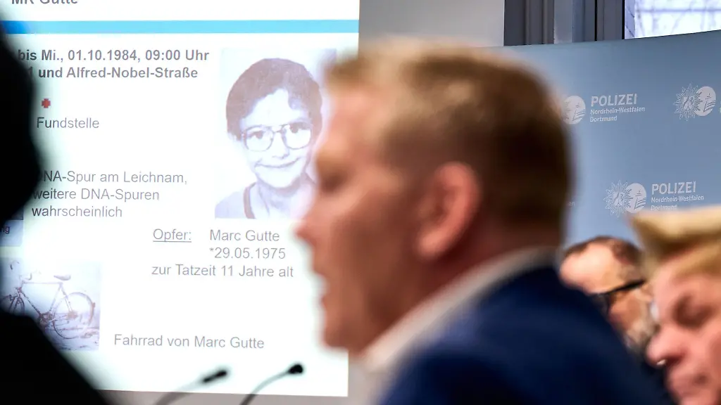 Ein-Bild-des-Opfers-Marc-Gutte-ist-bei-einer-Pressekonferenz-auf-einer-Leinwand-im-Polizeipraesidium-zu-sehen