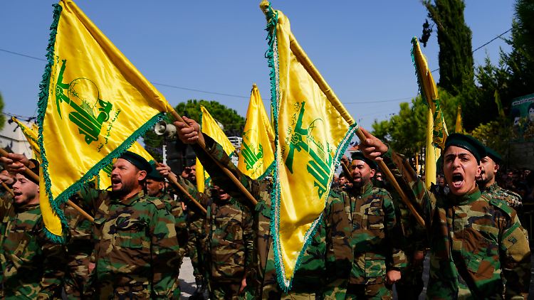 Hisbollah-Anhänger während eines Trauerzugs für einen durch israelischen Beschuss getöteten Terroristen.