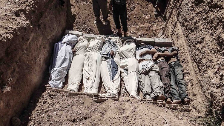 Leichen werden 2013 nach einem Angriff mit dem Nervengift Sarin in Ost-Ghuta in einem Massengrab verscharrt. 