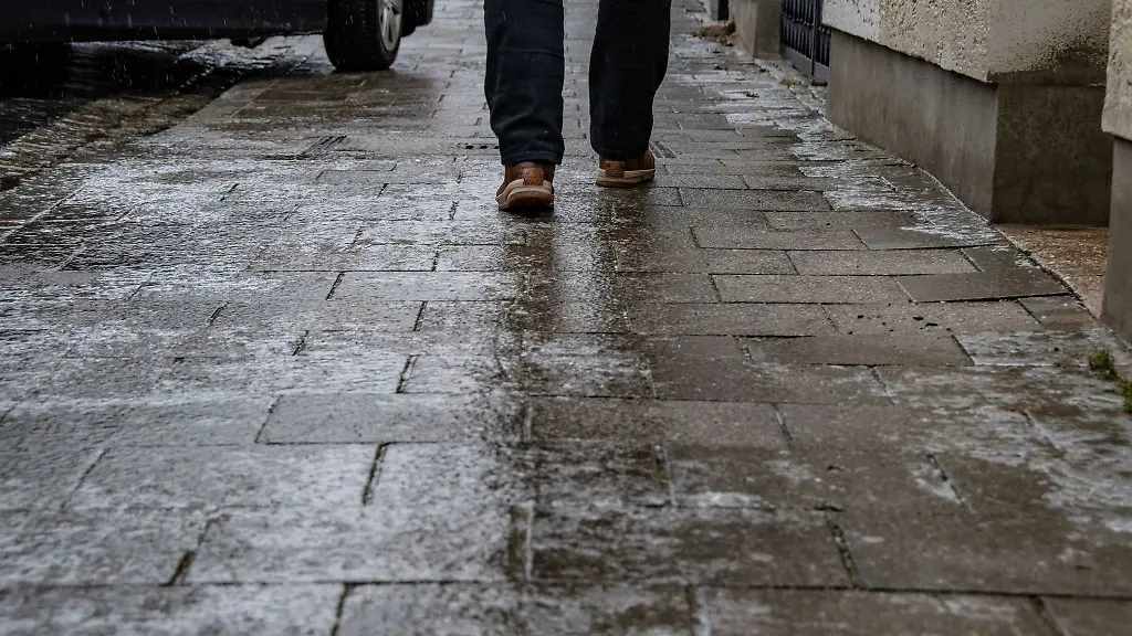 Werden-vereiste-Gehwege-nicht-gestreut-machen-Eigentuemerinnen-und-Eigentuemer-sich-schadenersatzpflichtig-sollten-Passanten-stuerzen