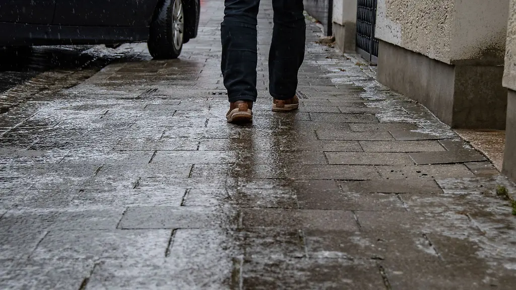 Werden-vereiste-Gehwege-nicht-gestreut-machen-Eigentuemerinnen-und-Eigentuemer-sich-schadenersatzpflichtig-sollten-Passanten-stuerzen