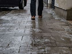 Verletzungen vorbeugen : Vorsicht, Glatteis und Matsch! So lassen sich Stürze vermeiden