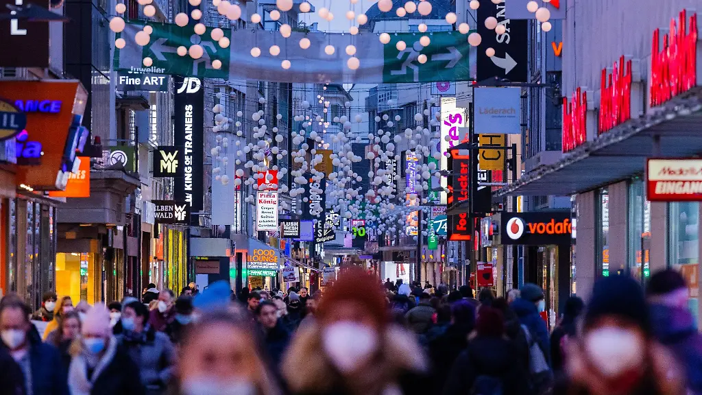 Passanten-gehen-durch-eine-Einkaufspassage