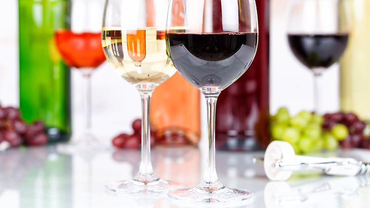 Die Viruserkrankung bedroht sowohl helle als auch dunkle Weinsorten.