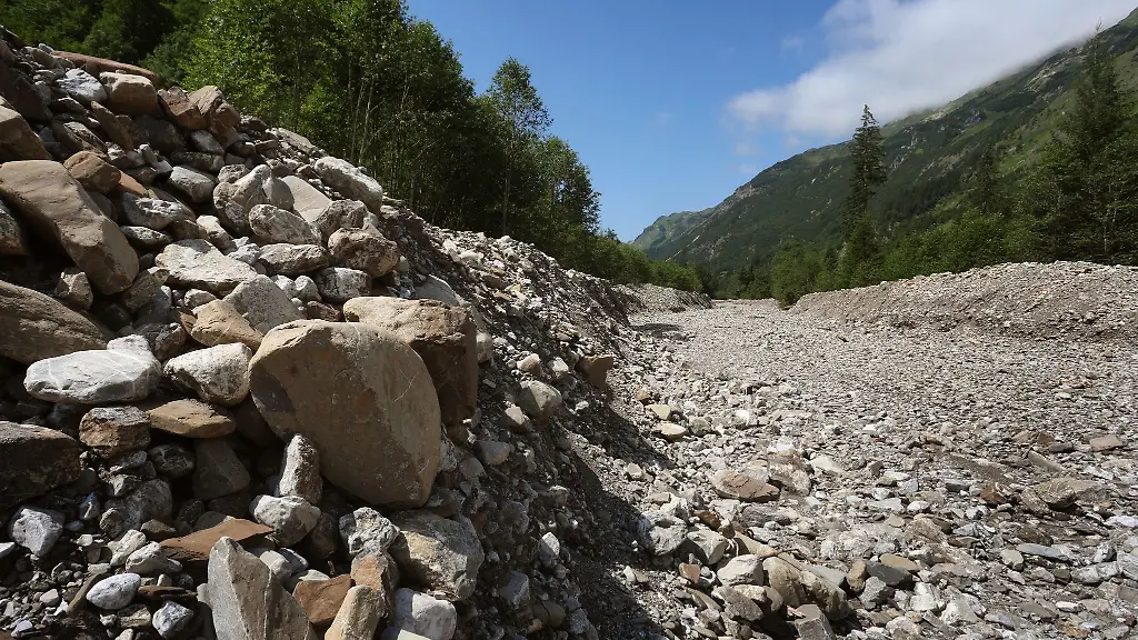 Der-durch-Flussbaumassnahmen-begradigte-Rappenalpbach-im-Rappenalptal