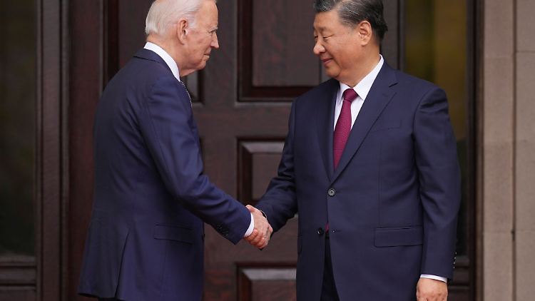 US-Präsident Joe Biden (l) sagte, die Gespräche gehörten zu den "konstruktivsten und produktivsten", die er mit Chinas Staatschef Xi Jinping gehabt habe.