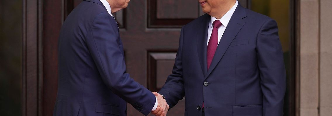 US-Präsident Joe Biden (l) sagte, die Gespräche gehörten zu den "konstruktivsten und produktivsten", die er mit Chinas Staatschef Xi Jinping gehabt habe.